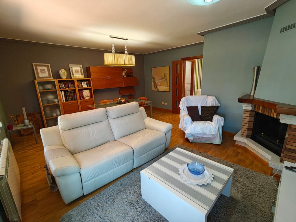 chalet adosado en Arcahueja – salón amplio y luminoso