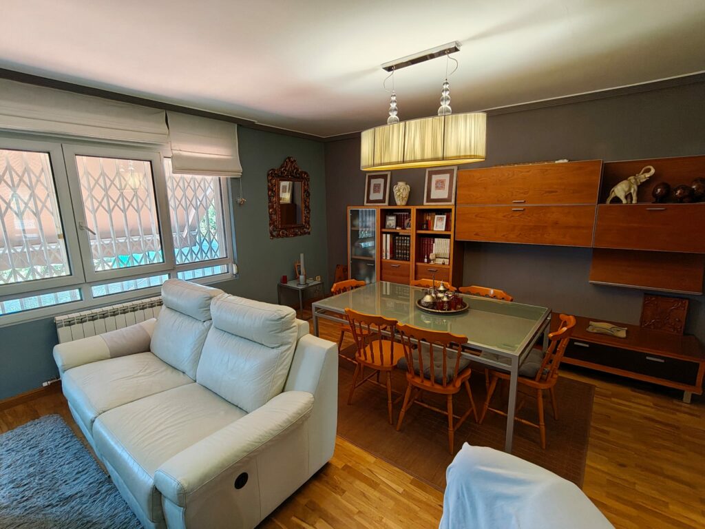 chalet adosado en Arcahueja – salón principal con mobiliario