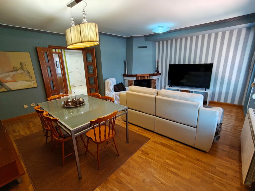 chalet adosado en Arcahueja – salón con zona de comedor