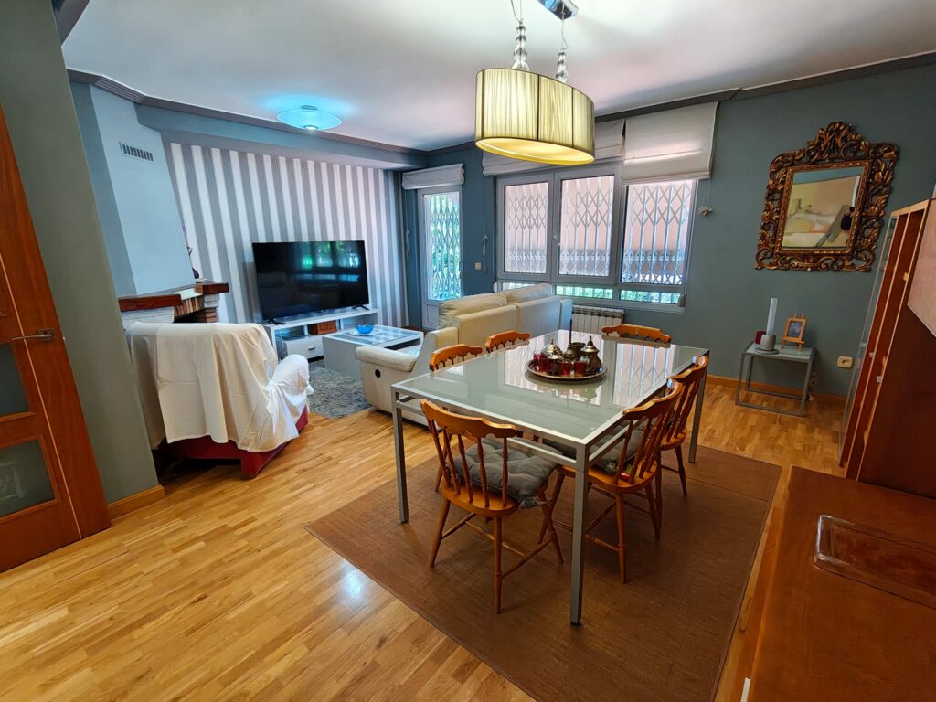 chalet adosado en Arcahueja – salón con grandes ventanales