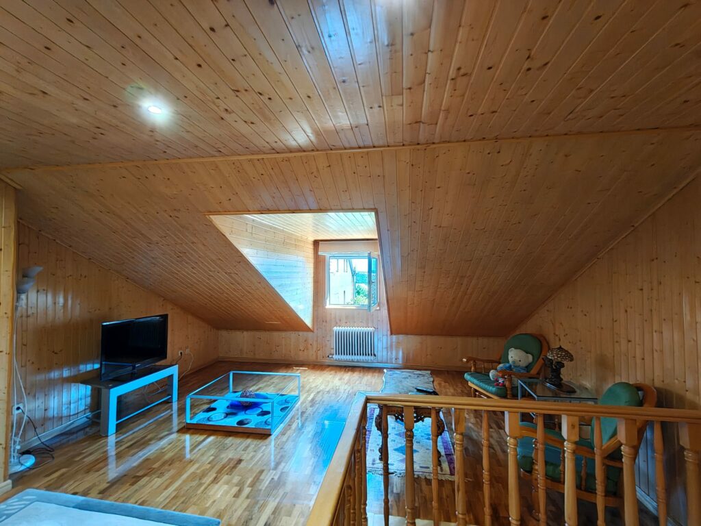 chalet adosado en Arcahueja – buhardilla luminosa con ventana